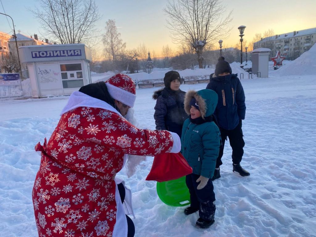 Некоторые из детей, чтобы получить подарки читали Деду Морозу стишки. Фото: Екатерина Исакова, "Вечерний Краснотурьинск"