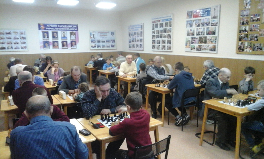 Участниками же шахматного турнира были как взрослые, так и дети. Фото предоставлено Евгением Устюжаниновым. 