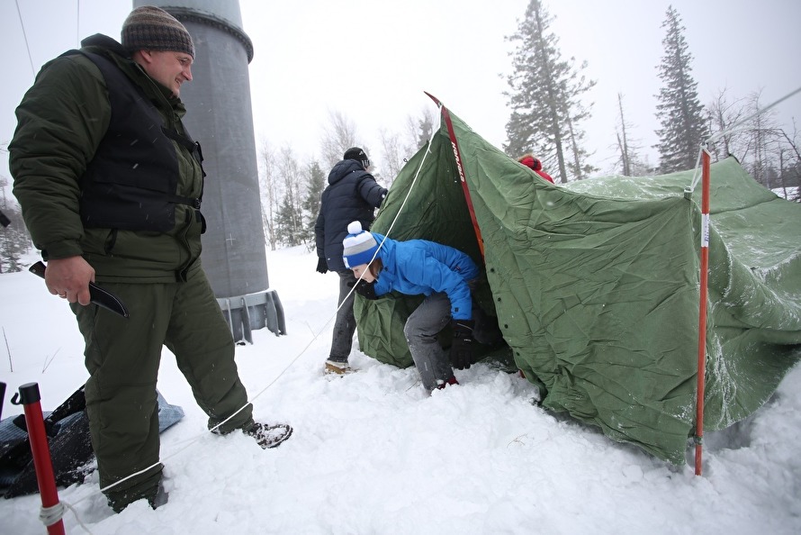 Выбираться из палатки через нормальный вход оказалось дольше, чем через разрез одного из скатов крыши. Фото: Яромир Романов / Znak.com