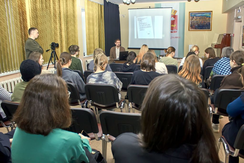 Небольшой зал был полон слушателей. Фото: Вадим Аминов, "Вечерний Краснотурьинск"