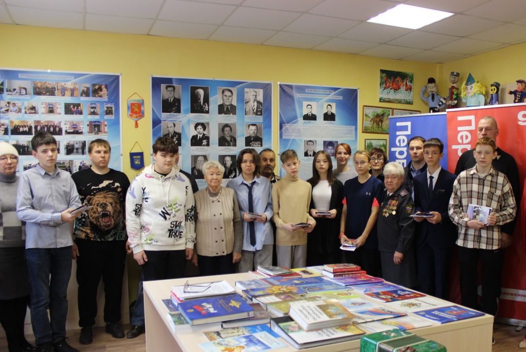 Свой первый паспорт в торжественной обстановке получили 8 школьников. Фото: полиция Краснотурьинска