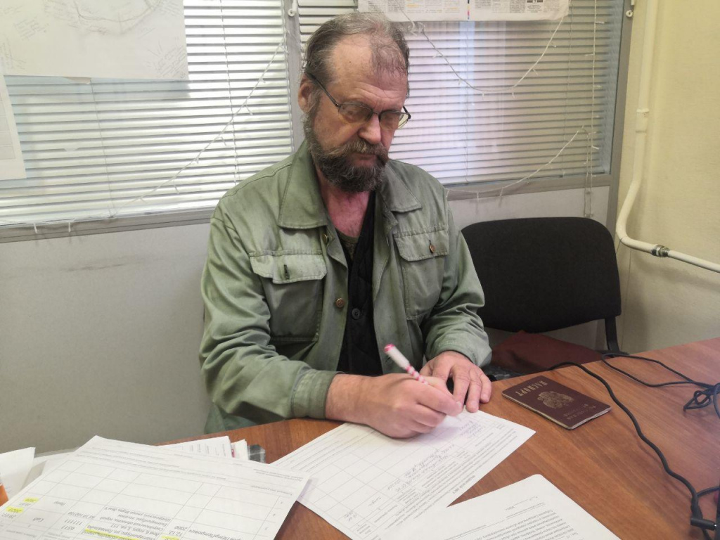 Виктор Клюсов заполняет подписной лист. Фото: Полина Гордеева, «Вечерний Краснотурьинск» 