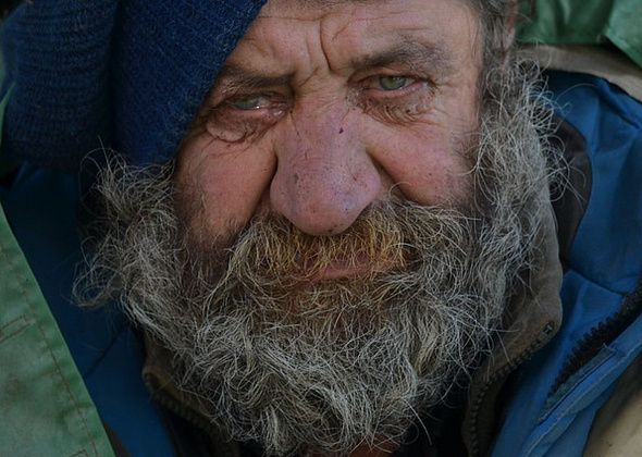 «Я не живу, а существую». 56-летний бомж спит под дождем и ест один раз в день