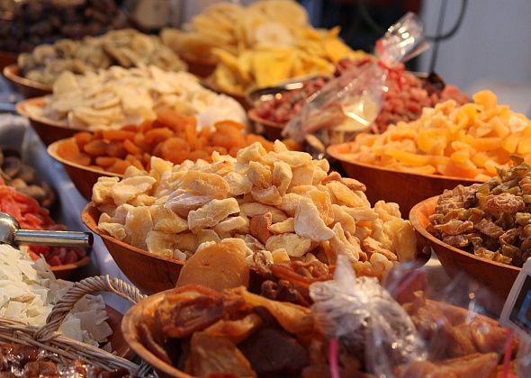 Соленья, мандарины и сухофрукты: какие продукты лучше включить в рацион в декабре