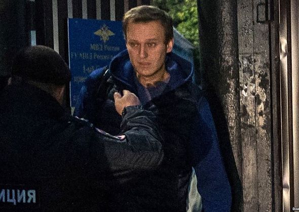 Алексея Навального задержали на выходе из спецприемника. Ему грозит новый арест