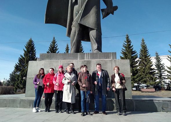 Коммунисты Краснотурьинска отметили день рождения Ленина возложением цветов. Еще и субботник будет