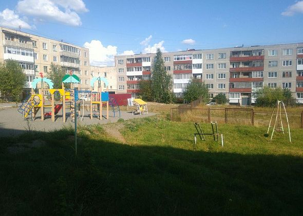 Жители недовольны новой детской площадкой, но, возможно, она им и не принадлежит