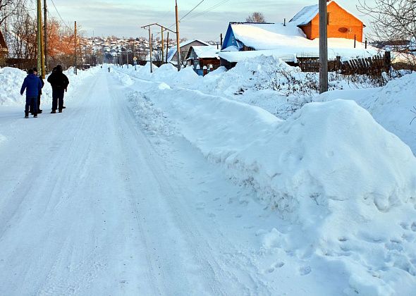 Двойная очистка. После чистки улицы от снега, чтобы проехать к домам, жители берутся за лопаты