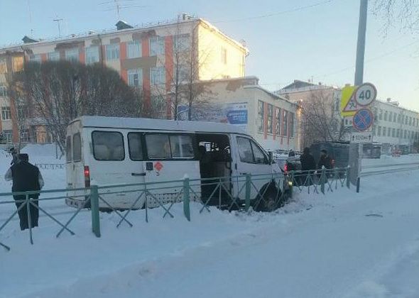 Маршрутка, курсирующая между Карпинском и Краснотурьинском, попала в ДТП