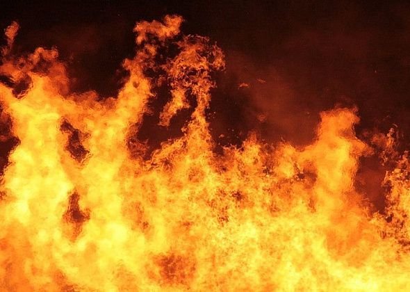 В Красноярске при тушении горящего склада пропали трое пожарных. Работник склада погиб
