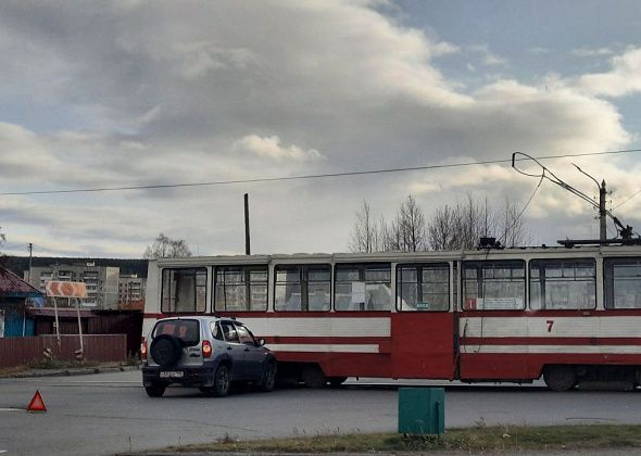В Краснотурьинске в трамвай врезалась «Нива» 
