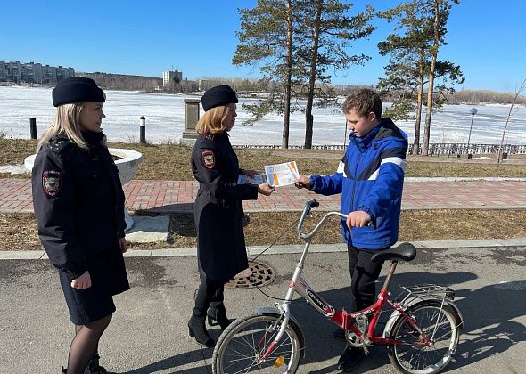 Полицейские напомнили детям о правилах управления велосипедом
