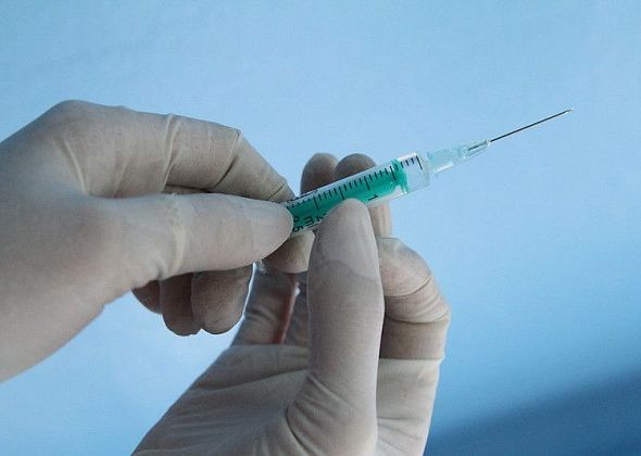 В поликлинику поступили почти пять тысяч бесплатных вакцин от гриппа. Стоимость каждой — больше 500 рублей