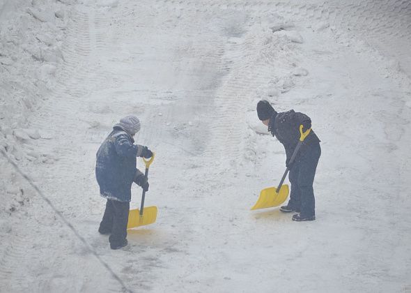 Мэр об уборке снега во дворах: управляющие компании работают «через пинок»