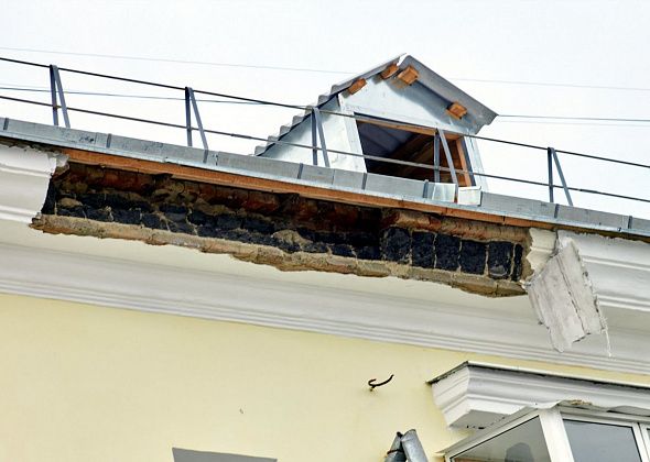 «П....ой». В центре Краснотурьинска обрушилась часть фасада дома, который недавно отремонтировали