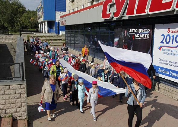 Детсадовцы пронесли десятиметровый флаг России по Заречному району