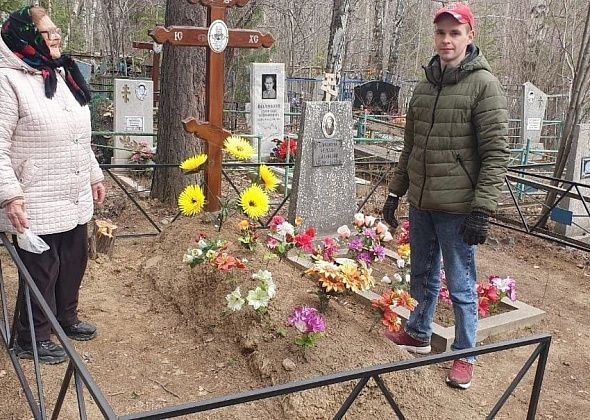 Сотрудники ИК-16 помогли прибраться на могиле ветерана воспитательной колонии