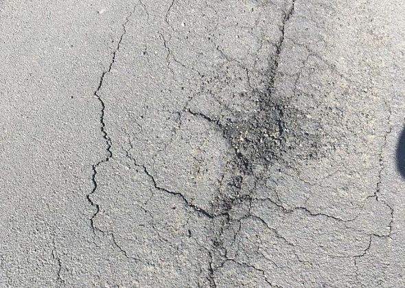 И недели не прошло: отремонтированная дорога в поселке Белка уже пошла трещинами