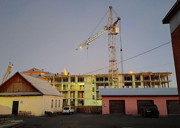 На Октябрьской построено уже пять этажей нового дома. “Однушки” будут продавать по цене “трешки”