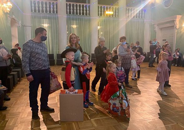 63 детям подарили новогодние подарки в ДК БАЗа