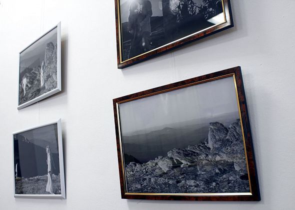 “Снимки посвящены любви”: в библиотеке открылась фотовыставка Елены Костиной