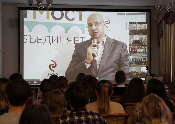 Студенты медколледжа задали вопросы Артему Драбкину и получили книгу