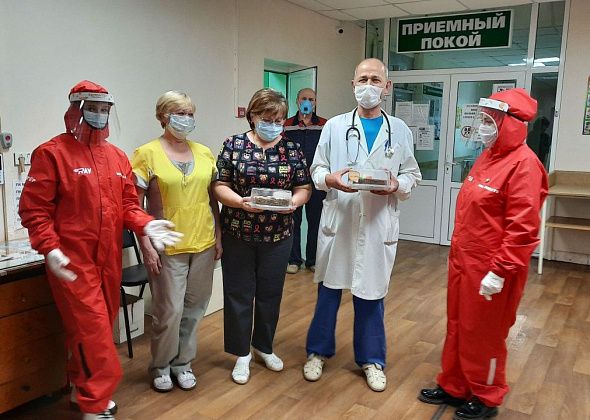 В Краснотурьинске волонтеры подарили медикам торты