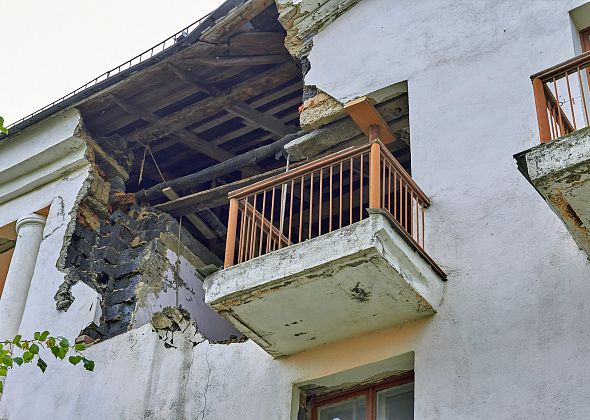 Общежитие колледжа на улице Базстроевской продолжает разрушаться: рухнула часть стены
