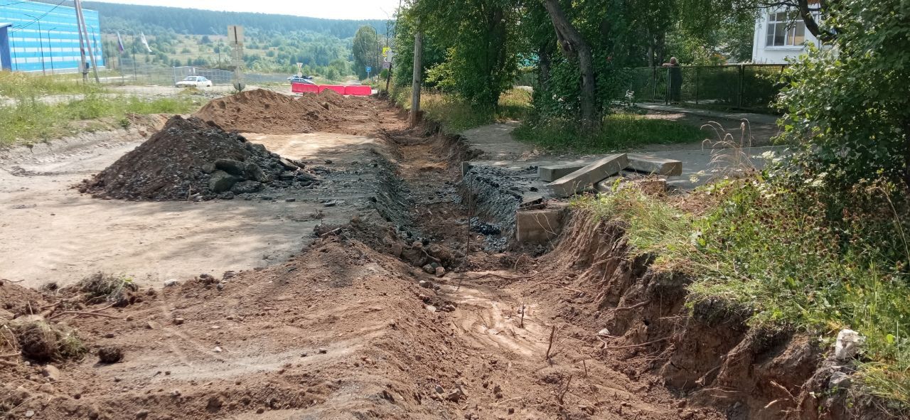 Восстановление после прокладки водовода: в Краснотурьинске ремонтируют Бульвар Мира