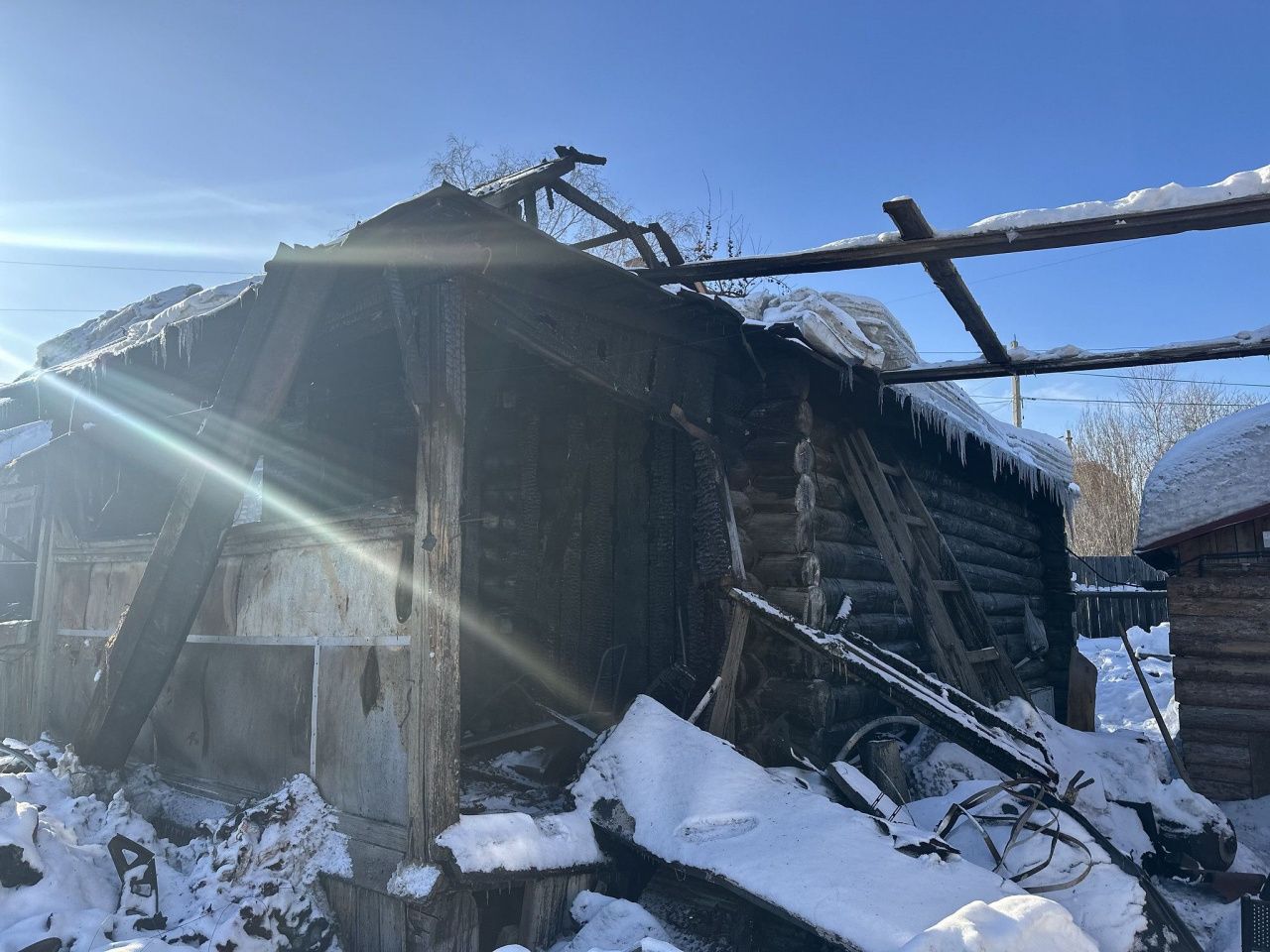 «Зайдешь во двор, внутрь — одни головешки». Из-за пожара семья лишилась дома