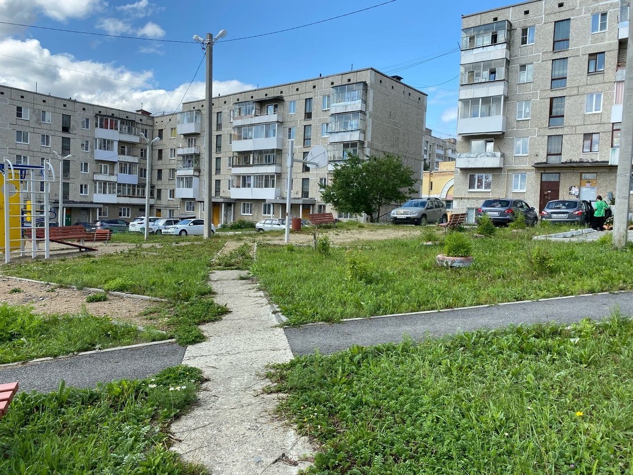 Уже пять лет жители Ленина, 51, 53 ждут, когда в их дворе высадят деревья