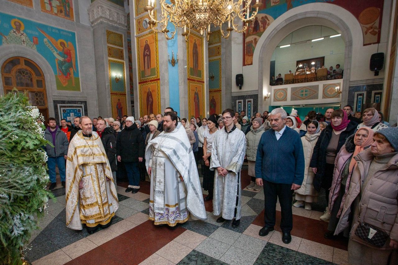 Ночная рождественская литургия собрала полный храм в Краснотурьинске