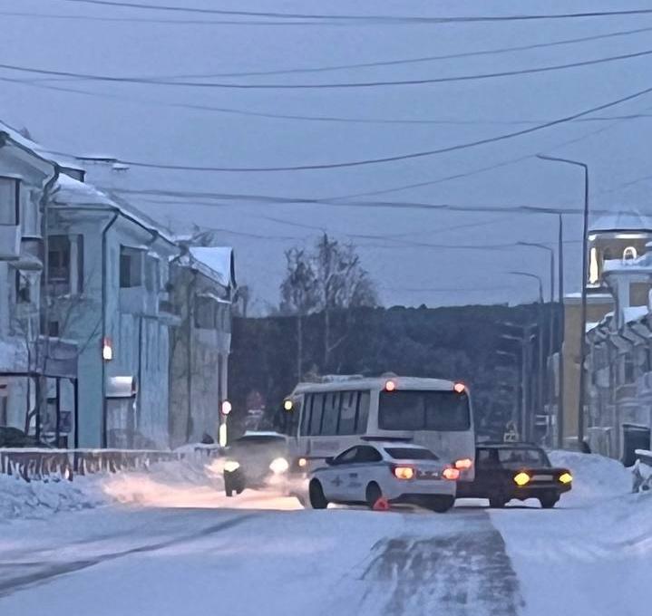 ВАЗ не пропустил автобус в Краснотурьинске: никто из людей не пострадал