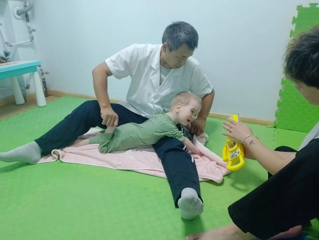 В Краснотурьинске продолжают собирать средства на реабилитацию мальчика с ДЦП