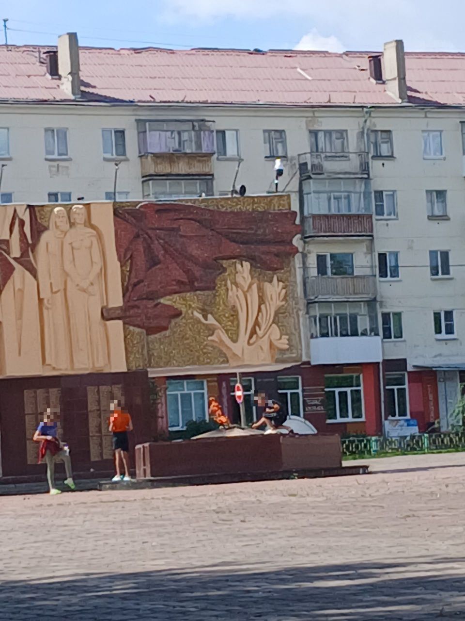 Дети жгли цветы на Вечном огне  