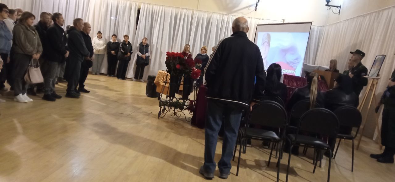 «Она все ждет папу домой». С погибшим на СВО простились в поселке под Краснотурьинском