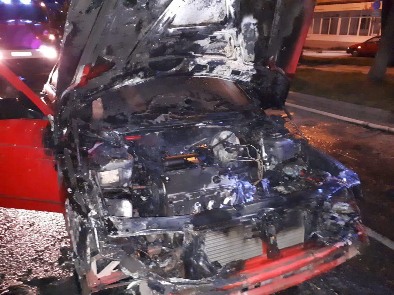 Автомобиль ВАЗ загорелся на улице Молодежной