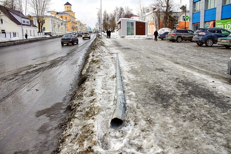 Неизвестный водитель снес опору освещения на улице Карла Маркса