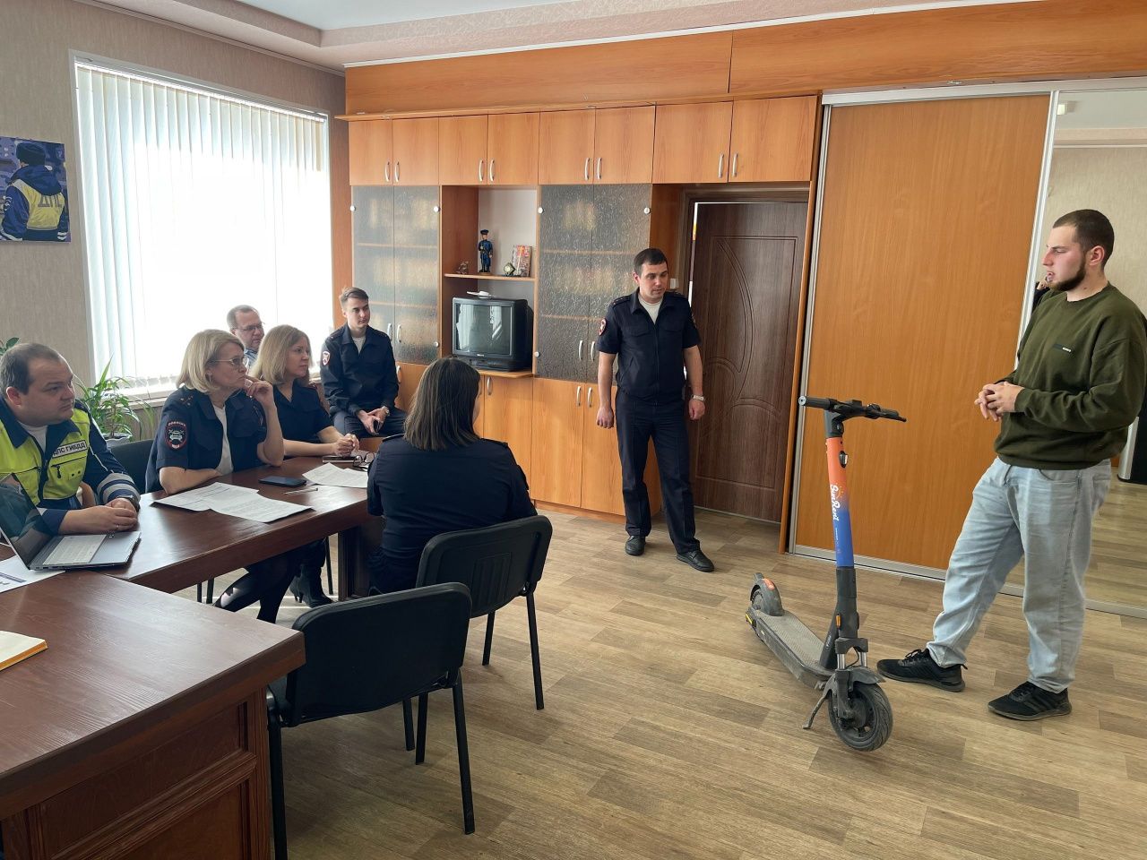 Руководители отделения ГИБДД встретились с представителем фирмы по прокату самокатов