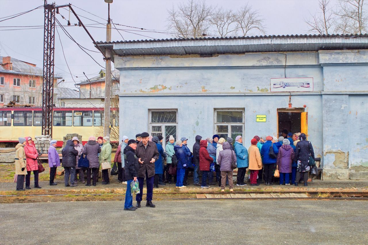 Началась продажа льготных проездных для пенсионеров. Купить можно в трампарке
