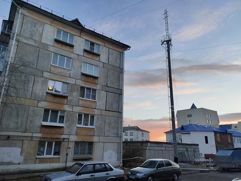 Возле жилого дома в Краснотурьинске установили вышку сотовой связи