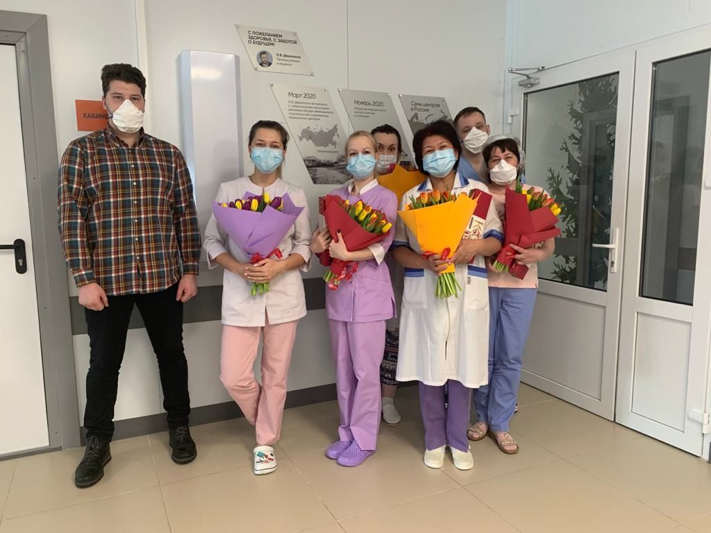 Олег Дерипаска подарил цветы и конфеты  женщинам, работающим в «красной» зоне ковид-центра