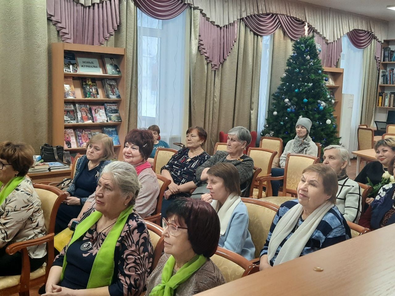 «Стихи просто так не рождаются»: в библиотеке состоялся поэтический вечер Елены Камневой 