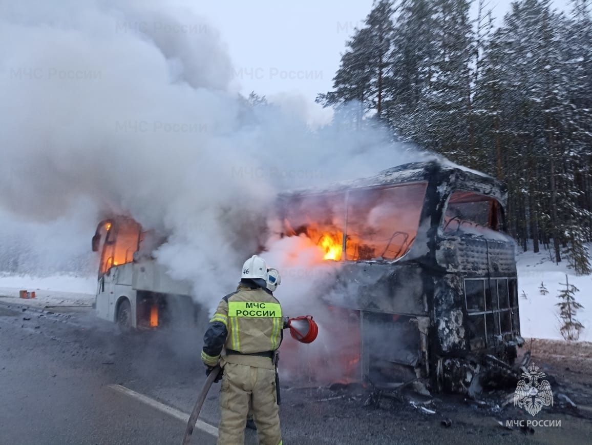 Автобус, перевозивший пассажиров на север области, полностью сгорел на свердловской трассе