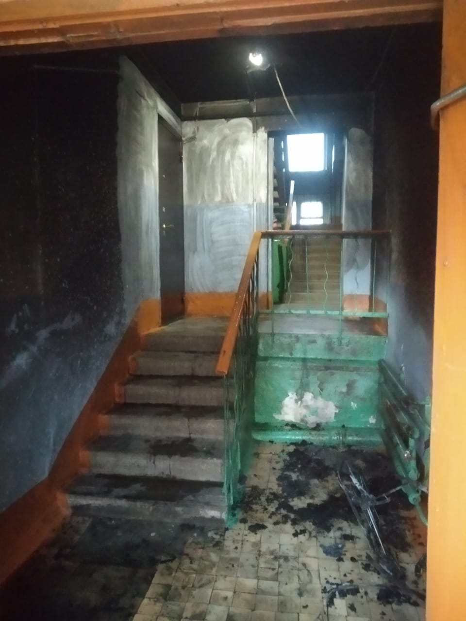 В подъезде жилого дома сгорела детская коляска. Дым испортил недавний ремонт