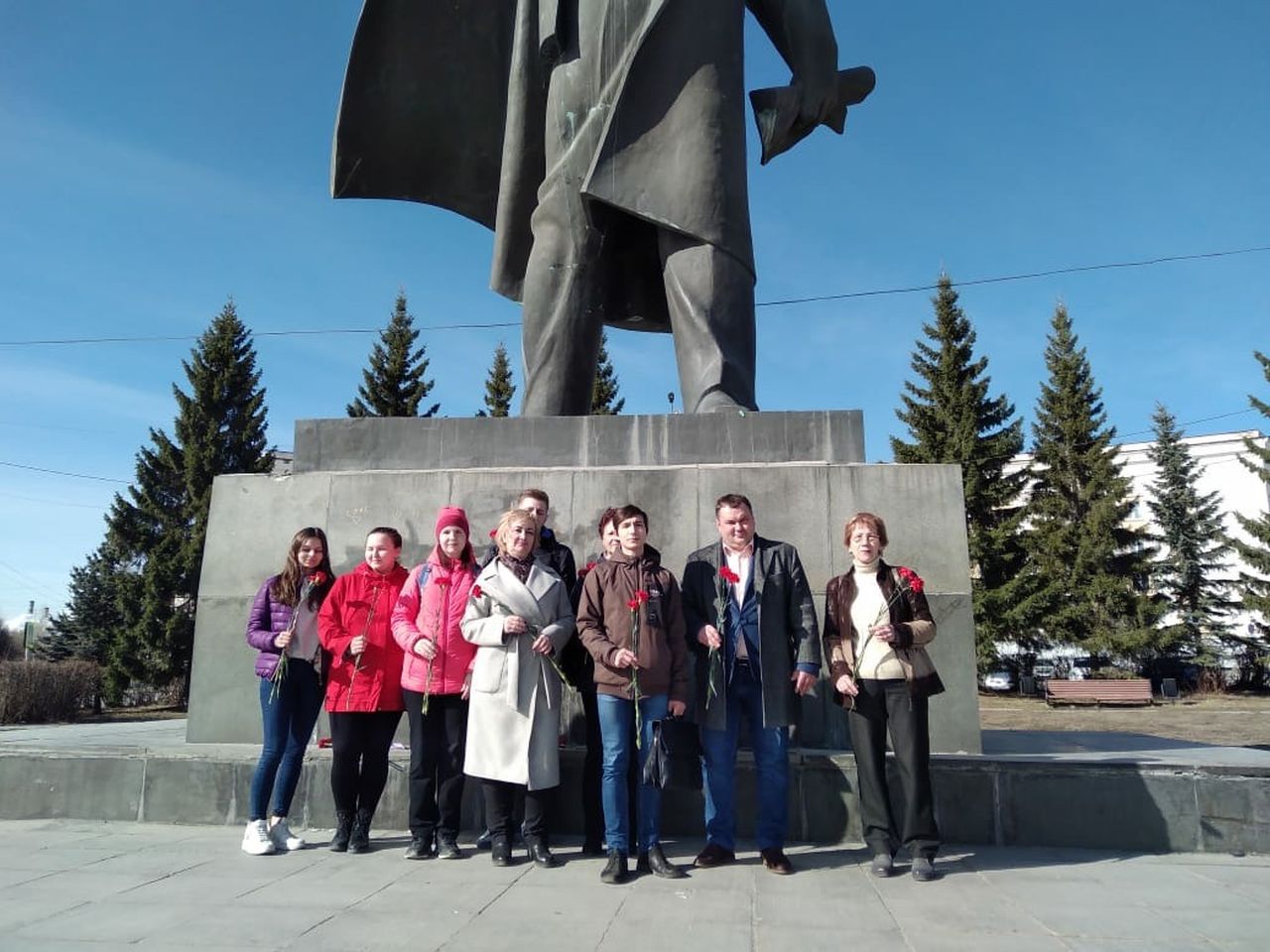 Коммунисты Краснотурьинска отметили день рождения Ленина возложением цветов. Еще и субботник будет
