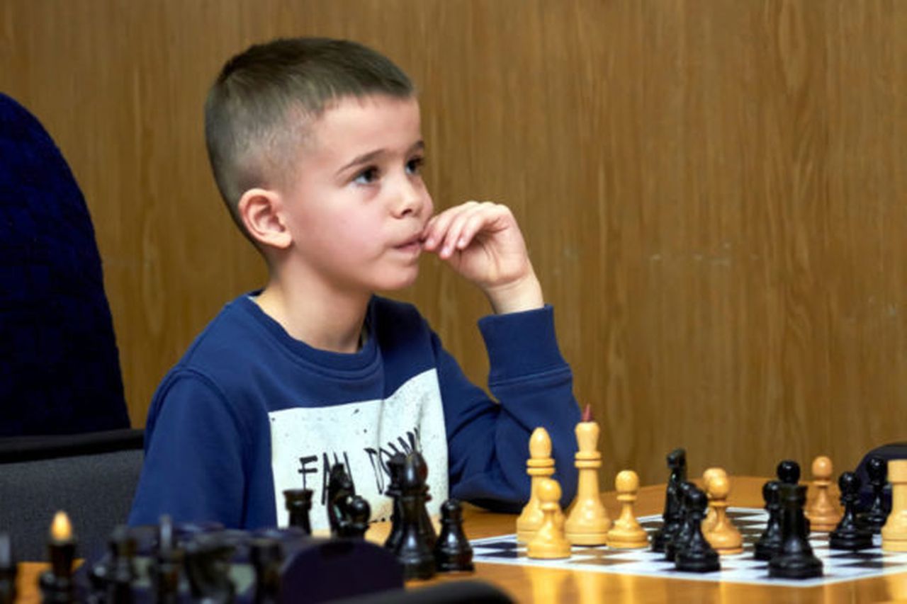 Спорт по-взрослому. Пятилетний шахматист занимается с мастер ФИДе и ездит на российские соревнования