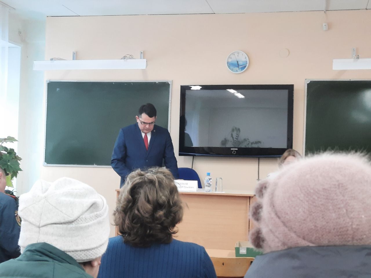 На встрече мэра с жителями Суходойки выясняли, кто и где должен косить траву