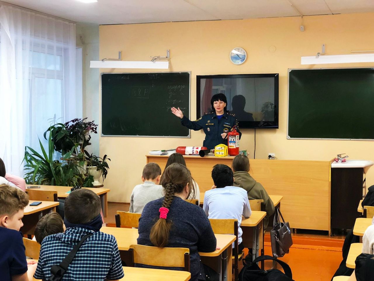 Сотрудники МЧС научили детей пользоваться гирляндами и пиротехникой  
