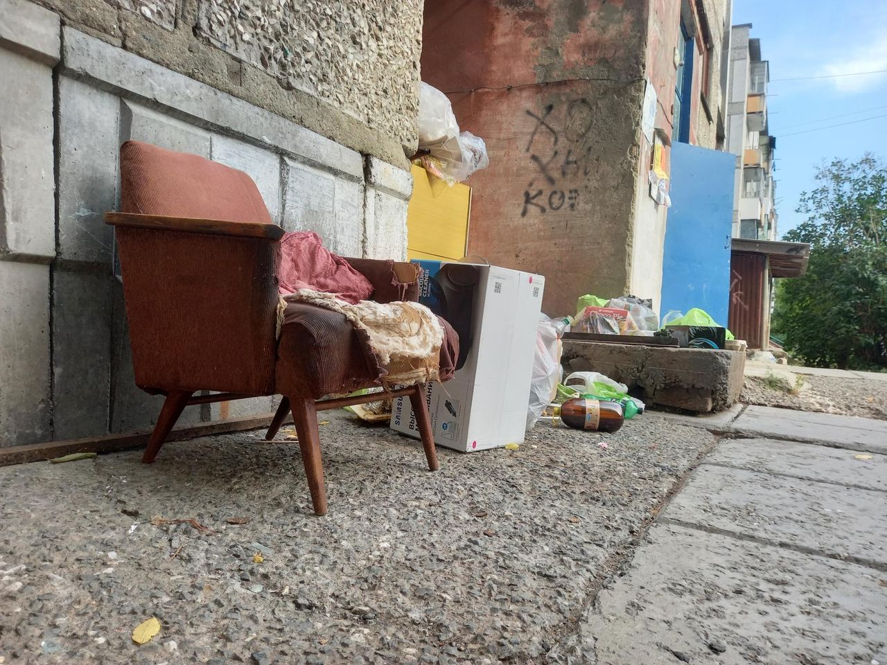 Выходя из подъезда…. наступаешь в мусор. Жители дома №21 по улице Рюмина рассказали, как им живется из-за недобросовестных соседей